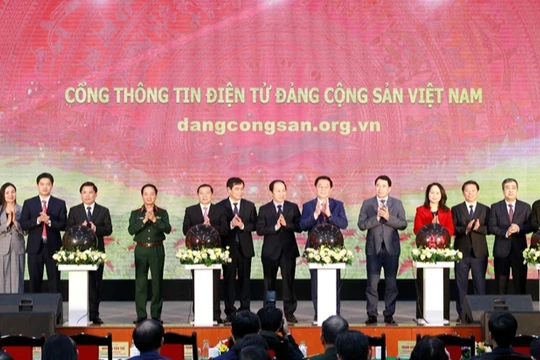 Lãnh đạo Đảng, Nhà nước thực hiện nghi thức bấm nút khai trương và chính thức vận hành Cổng Thông tin điện tử Đảng Cộng sản Việt Nam trên mạng Internet.