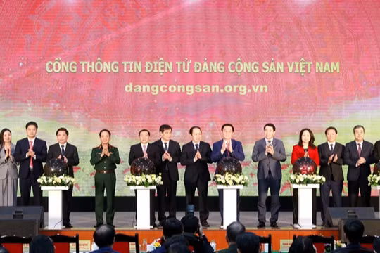 Lãnh đạo Đảng, Nhà nước thực hiện nghi thức bấm nút khai trương và chính thức vận hành Cổng Thông tin điện tử Đảng Cộng sản Việt Nam trên mạng Internet.