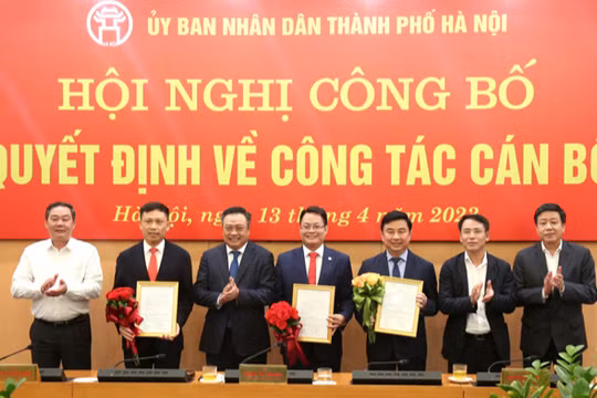 Lãnh đạo UBND Thành phố trao Quyết định và tặng hoa cho các cán bộ được bổ nhiệm