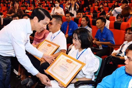 Ông Nguyễn Ngọc Lương - Chủ tịch Hội Liên hiệp Thanh niên Việt Nam - trao thưởng các thanh niên khuyết tật tiêu biểu tại chương trình "Tỏa sáng nghị lực Việt" năm 2022.
