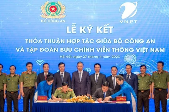 Đại diện lãnh đạo Bộ Công an và đại diện Tập đoàn VNPT ký hợp tác giữa hai bên.