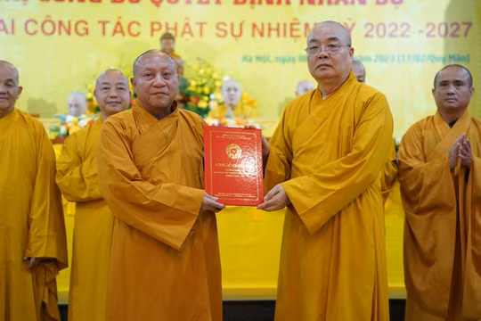Hòa thượng Thích Gia Quang (người đứng bên trái) được giao làm Trưởng ban Thông tin - Truyền thông TW Giáo hội Phật giáo VN nhiệm kỳ 2022- 2027. Ảnh: phatgiao.org.vn.
