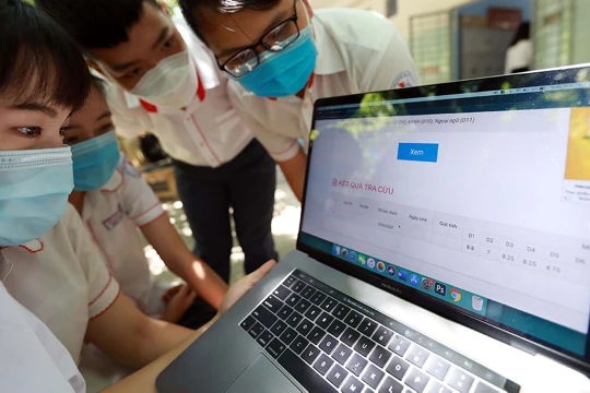 Cùng với việc tra cứu qua website của các Sở GD&ĐT nơi đăng ký dự thi hoặc hệ thống quản lý kỳ thi của Bộ GD&ĐT, báo chí và Zalo cũng là kênh tra cứu điểm thi tốt nghiệp THPT 2023 hiệu quả.