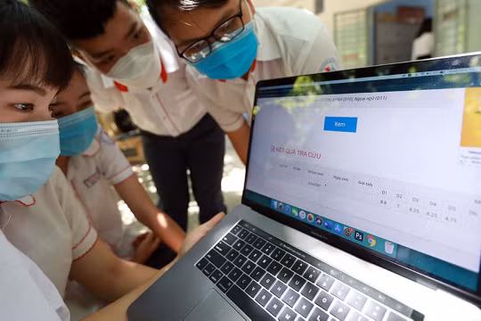 Cùng với việc tra cứu qua website của các Sở GD&ĐT nơi đăng ký dự thi hoặc hệ thống quản lý kỳ thi của Bộ GD&ĐT, báo chí và Zalo cũng là kênh tra cứu điểm thi tốt nghiệp THPT 2023 hiệu quả.