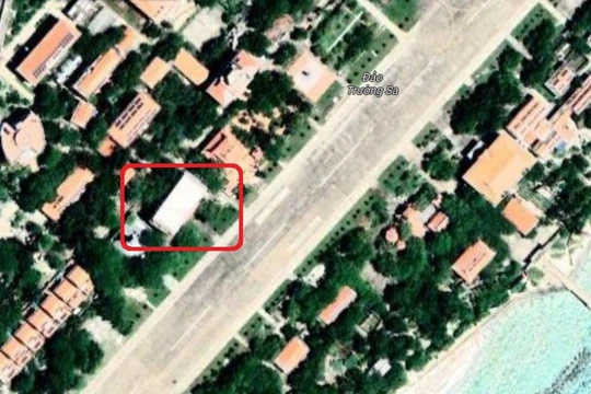 Cho đến tối nay (11/7), trên ứng dụng Google Map, hình ảnh lá quốc kỳ chưa xuất hiện trở lại trên nhà hội trường đảo Trường Sa Lớn.