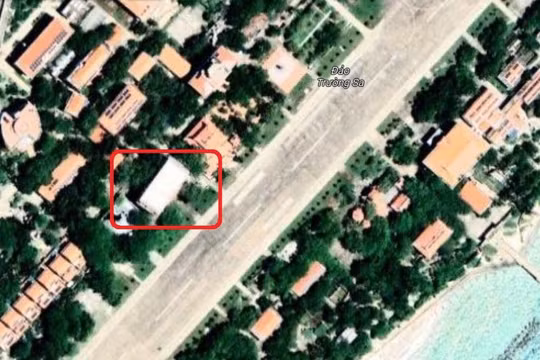 Cho đến tối nay (11/7), trên ứng dụng Google Map, hình ảnh lá quốc kỳ chưa xuất hiện trở lại trên nhà hội trường đảo Trường Sa Lớn.