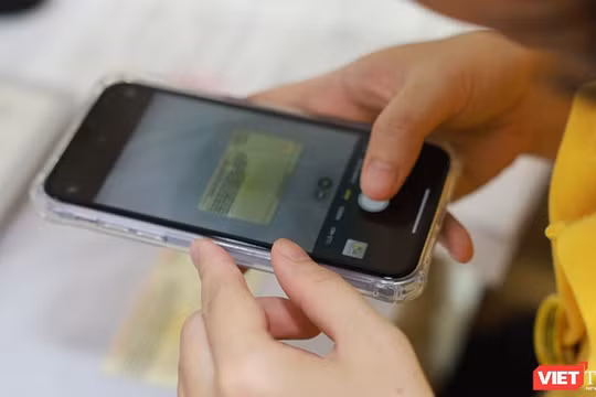 Bưu điện Việt Nam hỗ trợ người dân nộp hồ sơ và trả kết quả giải quyết thủ tục hành chính trực tuyến trên Cổng Dịch vụ công Quốc gia.