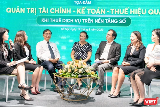 Các diễn giả trao đổi tại tọa đàm.