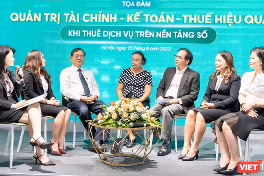 Các diễn giả trao đổi tại tọa đàm.