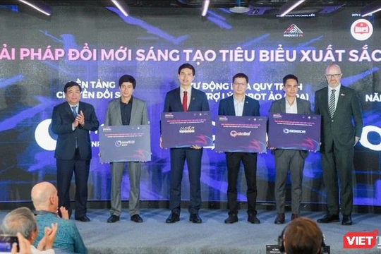 Ông Nguyễn Chí Dũng cùng Phó Chủ tịch Tập đoàn Meta Simon Milner trao giải cho 4 giải pháp đổi mới sáng tạo tiêu biểu xuất sắc nhất. 