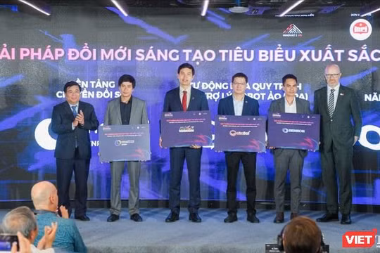 Ông Nguyễn Chí Dũng cùng Phó Chủ tịch Tập đoàn Meta Simon Milner trao giải cho 4 giải pháp đổi mới sáng tạo tiêu biểu xuất sắc nhất. 