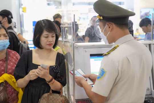Hành khách sử dụng tài khoản định danh điện tử VNeID tại điểm kiểm soát giấy tờ tùy thân 