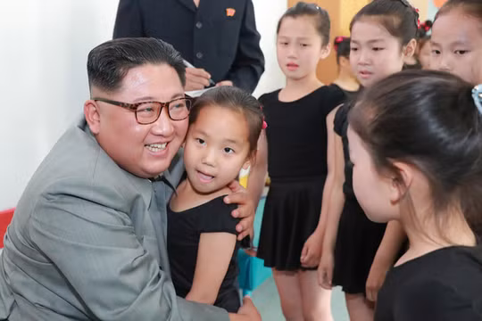 Ông Kim Jong-un trong lần đến thăm Cung Học sinh Thiếu nhi Paeumui Chollikil.