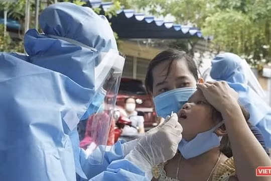 Ông Nguyễn Văn Trịnh bị kỷ luật vì đã lợi dụng vị trí công tác can thiệp, tác động các đơn vị, cá nhân có trách nhiệm tại Bộ Y tế để Công ty Việt Á được cấp số đăng ký lưu hành kit xét nghiệm Covid-19 trái quy định pháp luật. Ảnh minh hoạ.