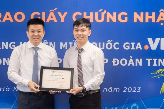 Ông Nguyễn Hồng Thắng – Giám đốc VNNIC trao Giấy chứng nhận Nhà đăng ký tên miền quốc gia “.vn” cho Công ty cổ phần tập đoàn TINO.