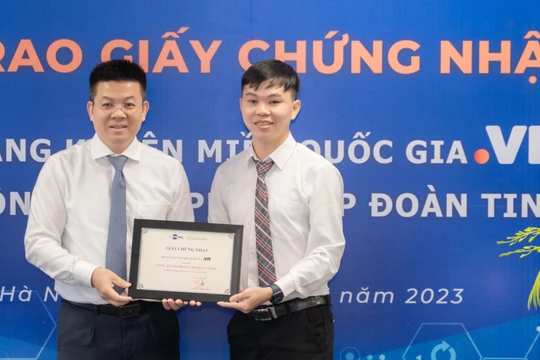 Ông Nguyễn Hồng Thắng – Giám đốc VNNIC trao Giấy chứng nhận Nhà đăng ký tên miền quốc gia “.vn” cho Công ty cổ phần tập đoàn TINO.