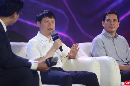 Tổng Giám đốc VTC Nguyễn Ngọc Bảo và Cục trưởng Cục Phát thanh, Truyền hình & Thông tin điện tử Lê Quang Tự Do trao đổi tại Diễn đàn Game Việt Nam.