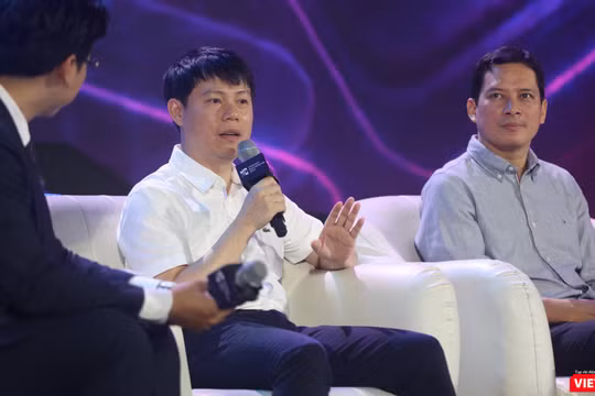 Tổng Giám đốc VTC Nguyễn Ngọc Bảo và Cục trưởng Cục Phát thanh, Truyền hình & Thông tin điện tử Lê Quang Tự Do trao đổi tại Diễn đàn Game Việt Nam.