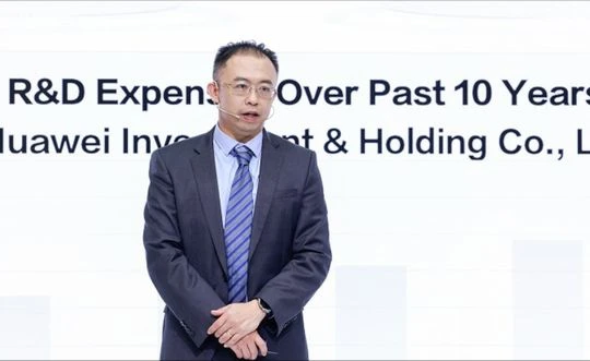Ông Alan Fan - Phó chủ tịch kiêm Trưởng bộ phận quyền sở hữu trí tuệ của Huawei chia sẻ về phí bản quyền.