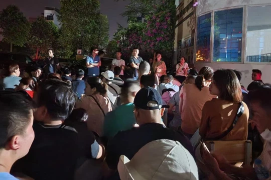 Phụ huynh xếp hàng từ đêm hôm trước để tranh suất cho con học lớp 1 trường chất lượng cao