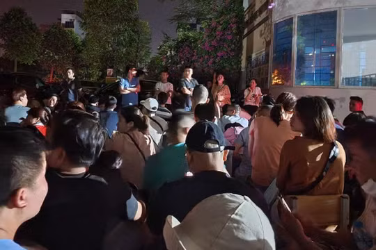 Phụ huynh xếp hàng từ đêm hôm trước để tranh suất cho con học lớp 1 trường chất lượng cao