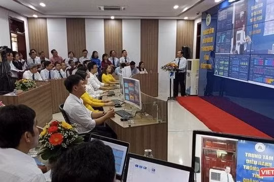 Dự thảo Nghị định nêu rõ, cán bộ, công chức, viên chức phải tận tụy với công việc, cống hiến hết mình trong thực hiện nhiệm vụ nhằm giải quyết nhanh nhất công việc được giao. Ảnh minh hoạ.