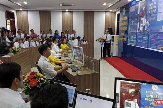 Dự thảo Nghị định nêu rõ, cán bộ, công chức, viên chức phải tận tụy với công việc, cống hiến hết mình trong thực hiện nhiệm vụ nhằm giải quyết nhanh nhất công việc được giao. Ảnh minh hoạ.