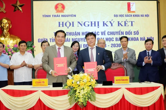 Ông Lê Quang Tiến - Phó Chủ tịch UBND tỉnh và ông Huỳnh Quyết Thắng - Giám đốc Đại học Bách khoa Hà Nội đã ký kết Thỏa thuận hợp tác về chuyển đổi số tỉnh Thái Nguyên giai đoạn 2023 - 2030 giữa UBND tỉnh Thái Nguyên và Đại học Bách khoa Hà Nội.