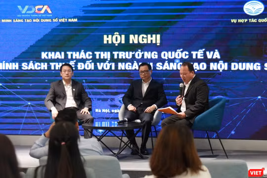 Ông Vũ Kiêm Văn - Phó Chủ tịch, Tổng Thư ký VDCA (trái) và ông Triệu Minh Long - Vụ trưởng Vụ Hợp tác quốc tế, Bộ TT&TT (giữa) trao đổi về hướng gỡ khó cho doanh nghiệp nội dung số.