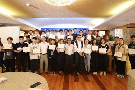 Workshop nằm trong chuỗi sự kiện của Hội nghị VNNIC Internet Conference 2023, thu hút đông đảo các bạn sinh viên tham dự.