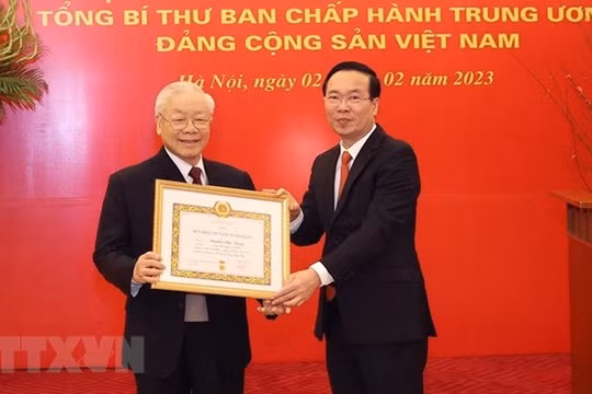 Ông Võ Văn Thưởng, Ủy viên Bộ Chính trị, Thường trực Ban Bí thư trao Huy hiệu 55 năm tuổi Đảng tặng Tổng Bí thư Nguyễn Phú Trọng. (Ảnh: Trí Dũng/TTXVN)