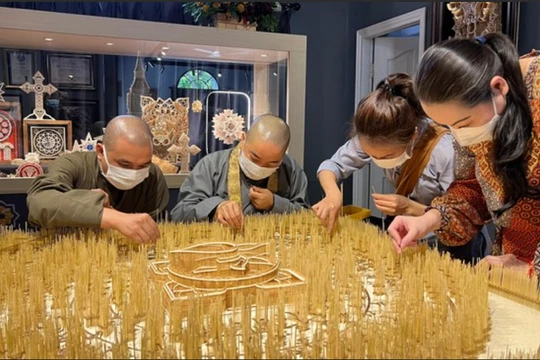 Sản phẩm tạo hình bằng tăm tre được các nghệ nhân dày công chuẩn bị. Ảnh: BOARC - Art of Bamboo