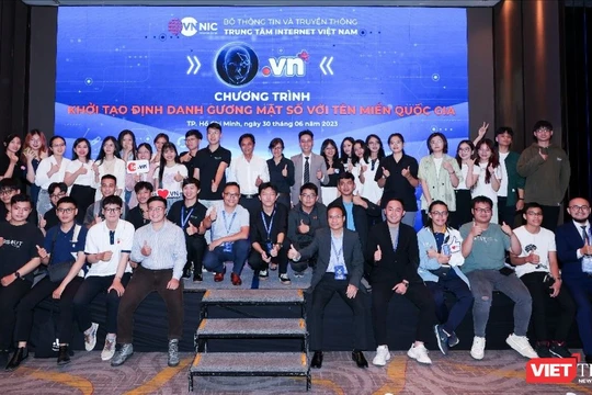 Chương trình “Khởi tạo định danh gương mặt số với tên miền quốc gia id.vn” có nhiều chính sách ưu đãi đáp ứng nhu cầu khởi tạo danh tính số, xây dựng thương hiệu trên Internet dành riêng cho các bạn trẻ. 