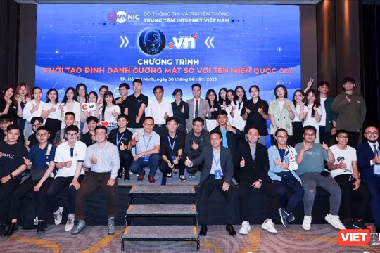 Chương trình “Khởi tạo định danh gương mặt số với tên miền quốc gia id.vn” có nhiều chính sách ưu đãi đáp ứng nhu cầu khởi tạo danh tính số, xây dựng thương hiệu trên Internet dành riêng cho các bạn trẻ. 