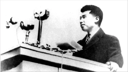 Chủ tịch Kim Nhật Thành phát biểu trước người dân Bình Nhưỡng sau chiến thắng phát xít Nhật, tháng 8/1945
