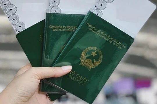 Với mẫu hộ chiếu gắn chip, chip điện tử sẽ được đặt trong bìa sau của quyển hộ chiếu.