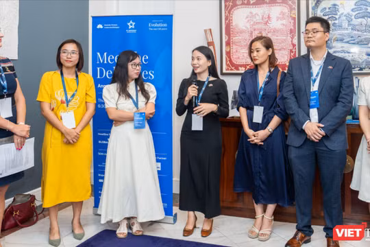 Tiến sỹ Melissa Jardine - Chủ tọa của AVLD và các lãnh đạo trẻ tại lễ công bố.