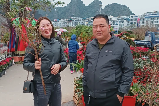 Nhiều người đã chọn được cho mình những cành hoa ưng ý tại hội hoa xuân.