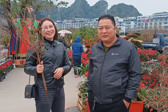 Nhiều người đã chọn được cho mình những cành hoa ưng ý tại hội hoa xuân.