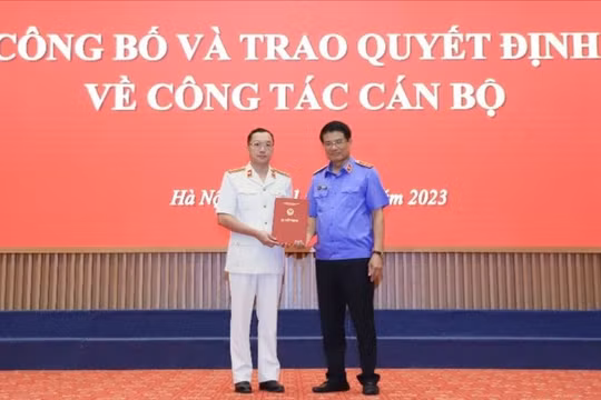 Phó Viện trưởng Thường trực VKSND tối cao Nguyễn Huy Tiến trao quyết định bổ nhiệm cho ông Hoàng Minh Tiến.