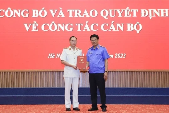 Phó Viện trưởng Thường trực VKSND tối cao Nguyễn Huy Tiến trao quyết định bổ nhiệm cho ông Hoàng Minh Tiến.