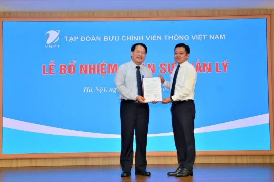 Ông Huỳnh Quang Liêm - Tổng giám đốc Tập đoàn VNPT trao quyết định bổ nhiệm cho ông Nguyễn Văn Tấn (bên trái)