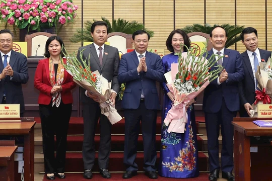 Bí thư Thành ủy Hà Nội Đinh Tiến Dũng và các lãnh đạo TP chúc mừng tân Phó Chủ tịch Vũ Thu Hà (thứ ba, phải sang) và các cán bộ vừa được bầu giữ các cương vị mới.