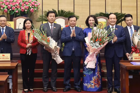 Bí thư Thành ủy Hà Nội Đinh Tiến Dũng và các lãnh đạo TP chúc mừng tân Phó Chủ tịch Vũ Thu Hà (thứ ba, phải sang) và các cán bộ vừa được bầu giữ các cương vị mới.