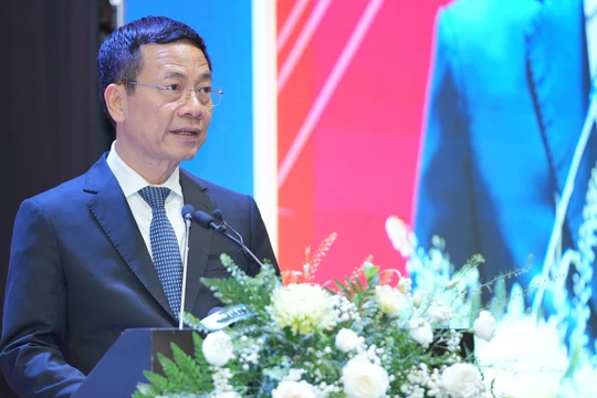 Chính phủ tạo ra môi trường sống, làm việc online, tạo ra niềm tin trong nền kinh tế số - theo quan điểm của Bộ trưởng Nguyễn Mạnh Hùng.