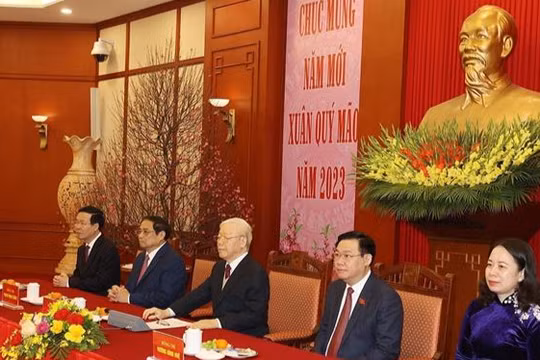 Tổng Bí thư Nguyễn Phú Trọng cùng các đồng chí lãnh đạo Đảng, Nhà nước dự chúc Tết. 