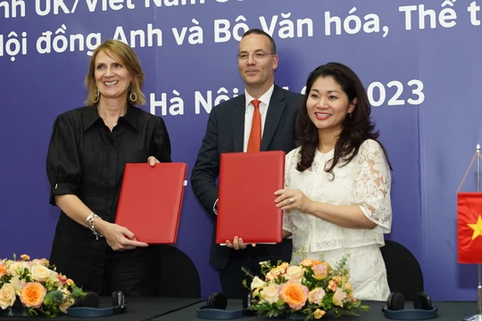Ông Scott McDonald, TGĐ Hội đồng Anh toàn cầu (giữa) chứng kiến lễ ký kết hợp tác giữa Cục Hợp tác Quốc tế (Bộ VH, TT&DL) và Hội đồng Anh tại Việt Nam. 