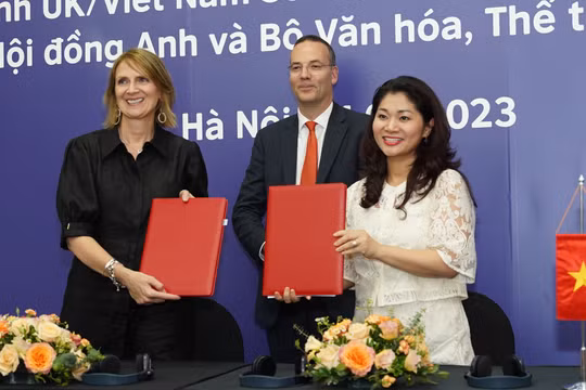 Ông Scott McDonald, TGĐ Hội đồng Anh toàn cầu (giữa) chứng kiến lễ ký kết hợp tác giữa Cục Hợp tác Quốc tế (Bộ VH, TT&DL) và Hội đồng Anh tại Việt Nam. 