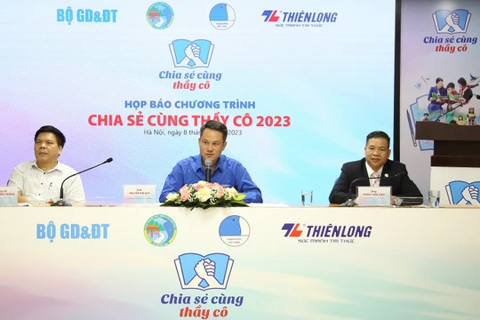 Anh Nguyễn Kim Quy (giữa) – Phó chủ tịch Thường trực Hội Liên hiệp thanh niên Việt Nam giới thiệu về chương trình.