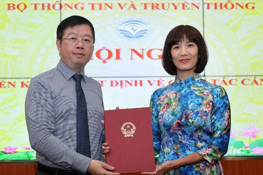 Thứ trưởng Bộ TT&TT Nguyễn Thanh Lâm trao quyết định bổ nhiệm cho bà Nguyễn Thị Thanh Huyền.